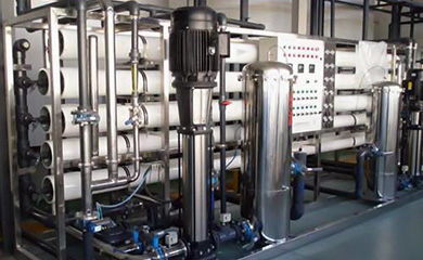 半導體超純水設備是應用于半導體生產零件清洗的超純水設備，需要符合特定的用水水質標準,半導體超純水設備出水水質要符合美國ASTM純水水質標準、我國電子工業電子級水質技術標準18MΩ.cm以上