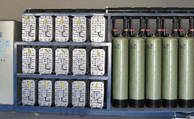 半導(dǎo)體、集成電路芯片及封裝、液晶顯示、高精度線路板、光電器件、各種電子器件、微電子工業(yè)、大規(guī)模、超大規(guī)模集成電路需用大量的純水、高純水、超純水清洗半成品、成品。集成電路的集成度越高，線寬越窄，對水質(zhì)的要求也越高。目前我國電子工業(yè)部把電子級水質(zhì)技術(shù)分為五個行業(yè)等級，分別為18MΩ.cm、15MΩ.cm、10MΩ.cm、2MΩ.c