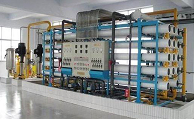       反滲透是最精密的膜法液體分離技術(shù)，在進(jìn)水(濃溶液)側(cè)施加操作壓力以克服自然滲透壓，當(dāng)高于自然滲透壓的操作壓力離加于濃溶液側(cè)時水分子自然滲透的流動方向就會逆轉(zhuǎn)，進(jìn)水(濃溶液)中的水分子部份通過反滲透膜成為稀溶液側(cè)的凈化產(chǎn)水;反滲透設(shè)備能阻擋所有溶解性鹽及分子量大于100的有機(jī)物，但允許水分子透過，反滲透復(fù)合膜脫鹽