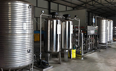 反滲透是一種現(xiàn)代新型的純凈水處理技術(shù)。通過反滲透元件來提高水質(zhì)的純凈度，清除水中含有的雜質(zhì)和鹽。我們?nèi)粘Ｋ玫募兯虺兯际墙?jīng)過反滲透設(shè)備處理的，水質(zhì)幾乎不導(dǎo)電。