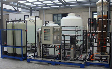 電鍍涂裝行業(yè)中，為了增加鍍件表面光潔度、亮度、附著力，電鍍液的配制需要用電導(dǎo)率在15uS/cm以下的純水，另外在鍍件漂洗時也需用電導(dǎo)率在10uS/cm以下純水來清洗。