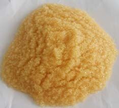 軟化樹脂是專用于軟化硬水的一種專用樹脂，通過離子交換技術(shù)，使水的硬度小于50 mg/L(CaCO3)。離子交換是一種特殊的動態(tài)吸附過程，一般是由不溶于水的離子交換劑在電解質(zhì)溶液中進行，這種離子交換劑即為離子交換樹脂。