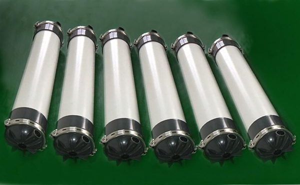 超濾膜，是一種孔徑規(guī)格一致，額定孔徑范圍為0.001-0.02微米的微孔過濾膜。在膜的一側(cè)施以適當(dāng)壓力，就能篩出小于孔徑的溶質(zhì)分子，以分離分子量大于500道爾頓、粒徑大于2～20納米的顆粒。超濾膜是最早開發(fā)的高分子分離膜之一，在60年代超濾裝置就實現(xiàn)了工業(yè)化。